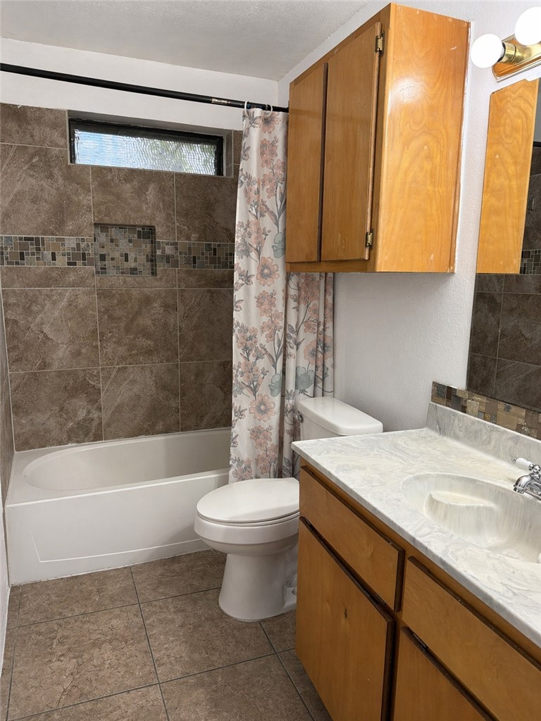2328 Timberleaf Circle Ingleside, TX 78362 - Photo 14 of 33 a bathroom with a sink a toilet and bathtub