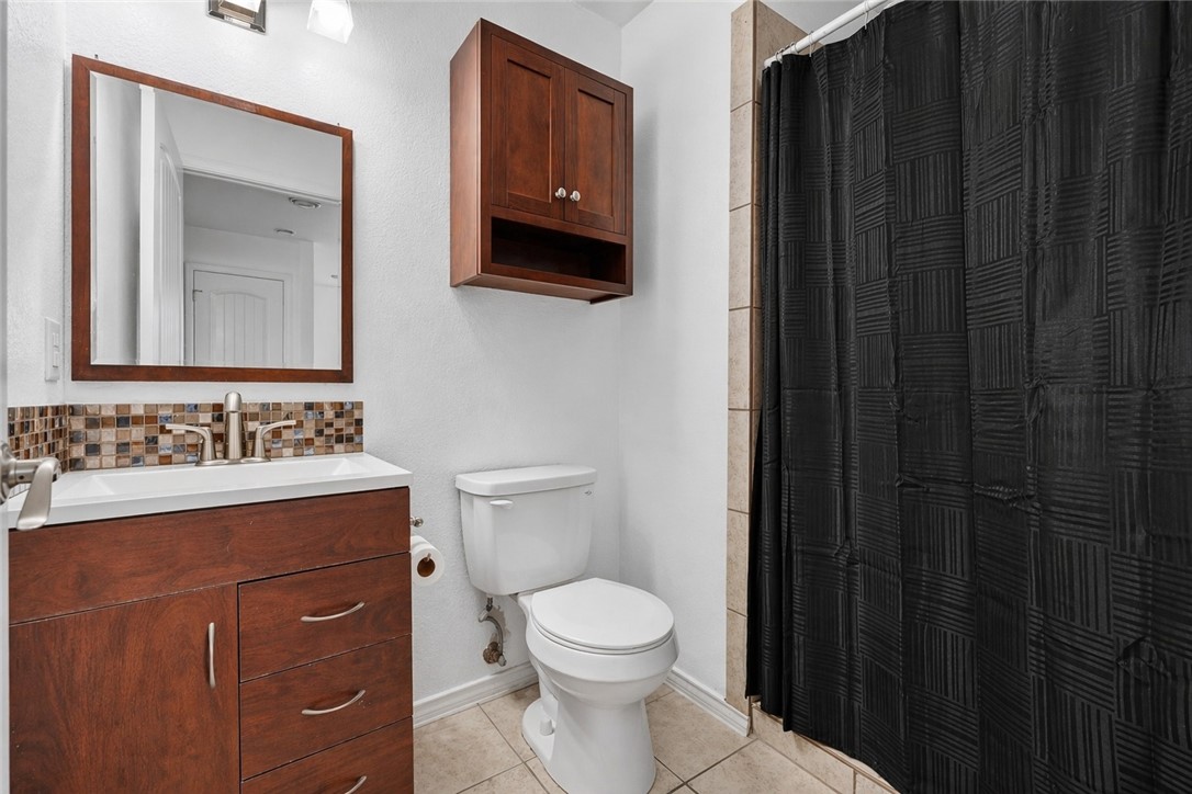 2328 Timberleaf Circle Ingleside, TX 78362 - Photo 25 of 33 a bathroom with a toilet a sink and mirror
