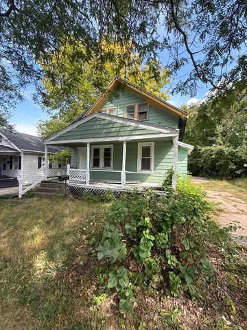 a view of a yard in front of house