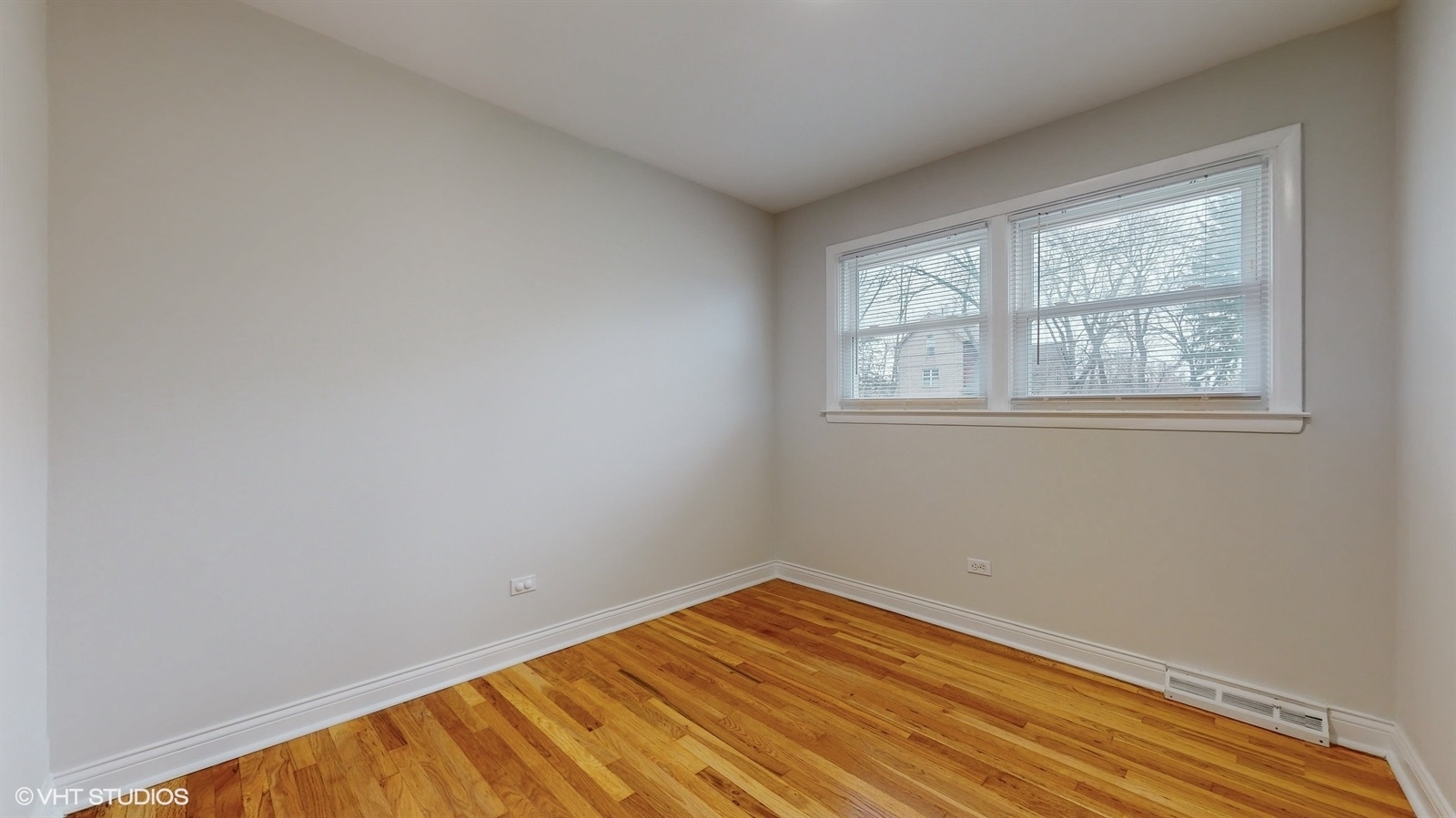 2930 Koepke Road Northbrook, IL 60062 - Photo 12 of 30 an empty room with wooden floor and windows