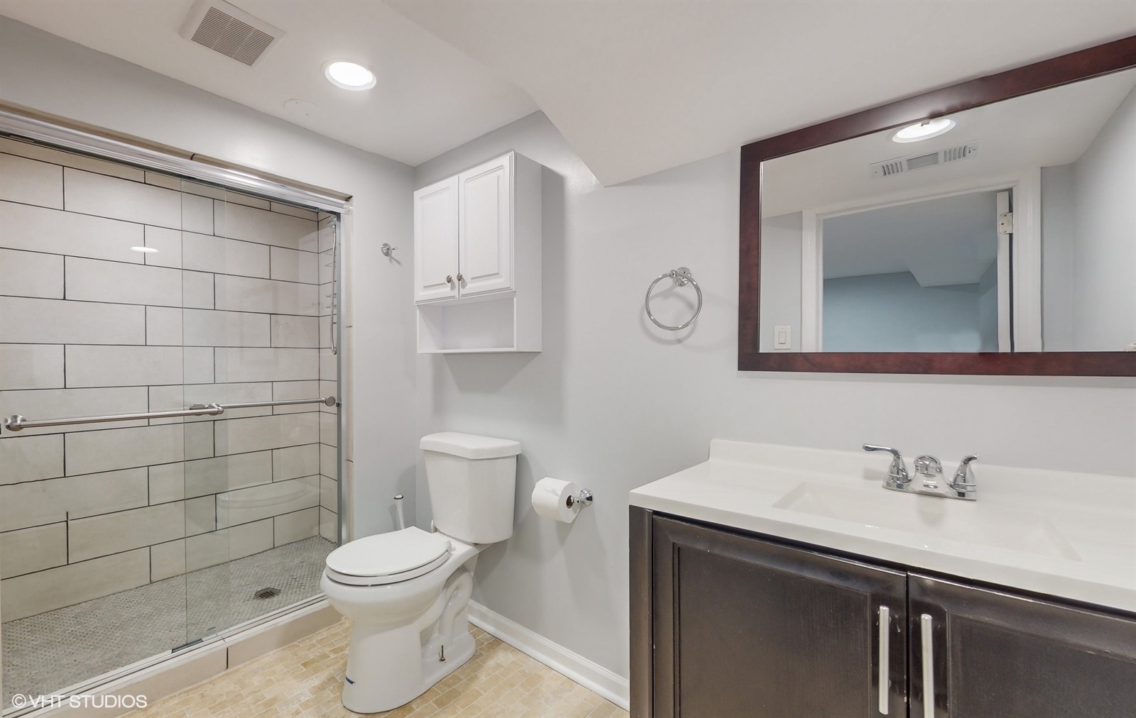 2930 Koepke Road Northbrook, IL 60062 - Photo 18 of 30 a bathroom with a toilet sink and mirror
