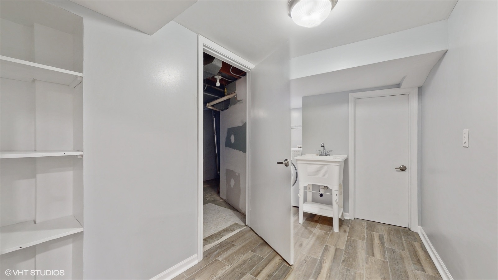2930 Koepke Road Northbrook, IL 60062 - Photo 20 of 30 a view of a hallway with wooden floor and closet