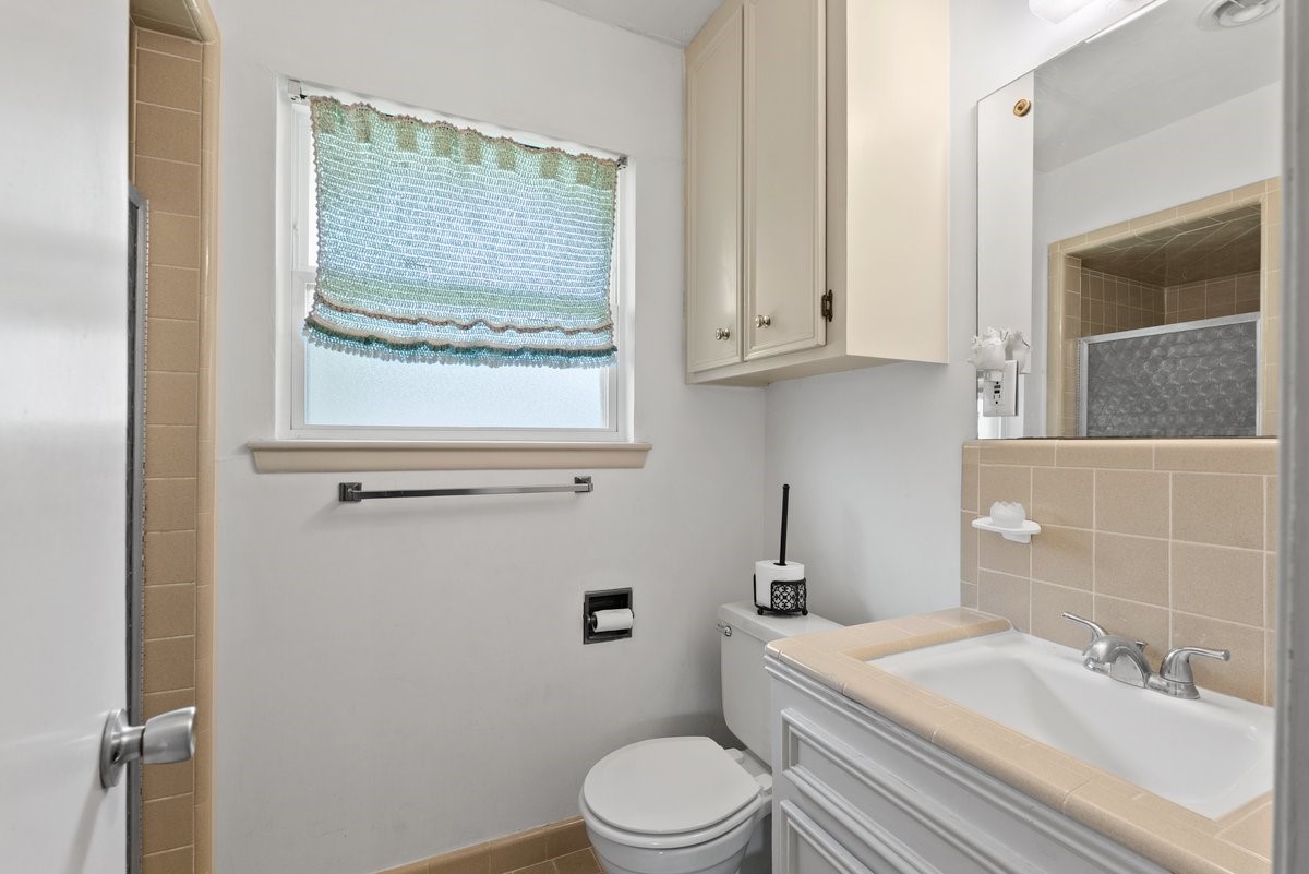 11518 Mullins Drive Houston, TX 77035 - Photo 28 of 31 Bathroom with window.