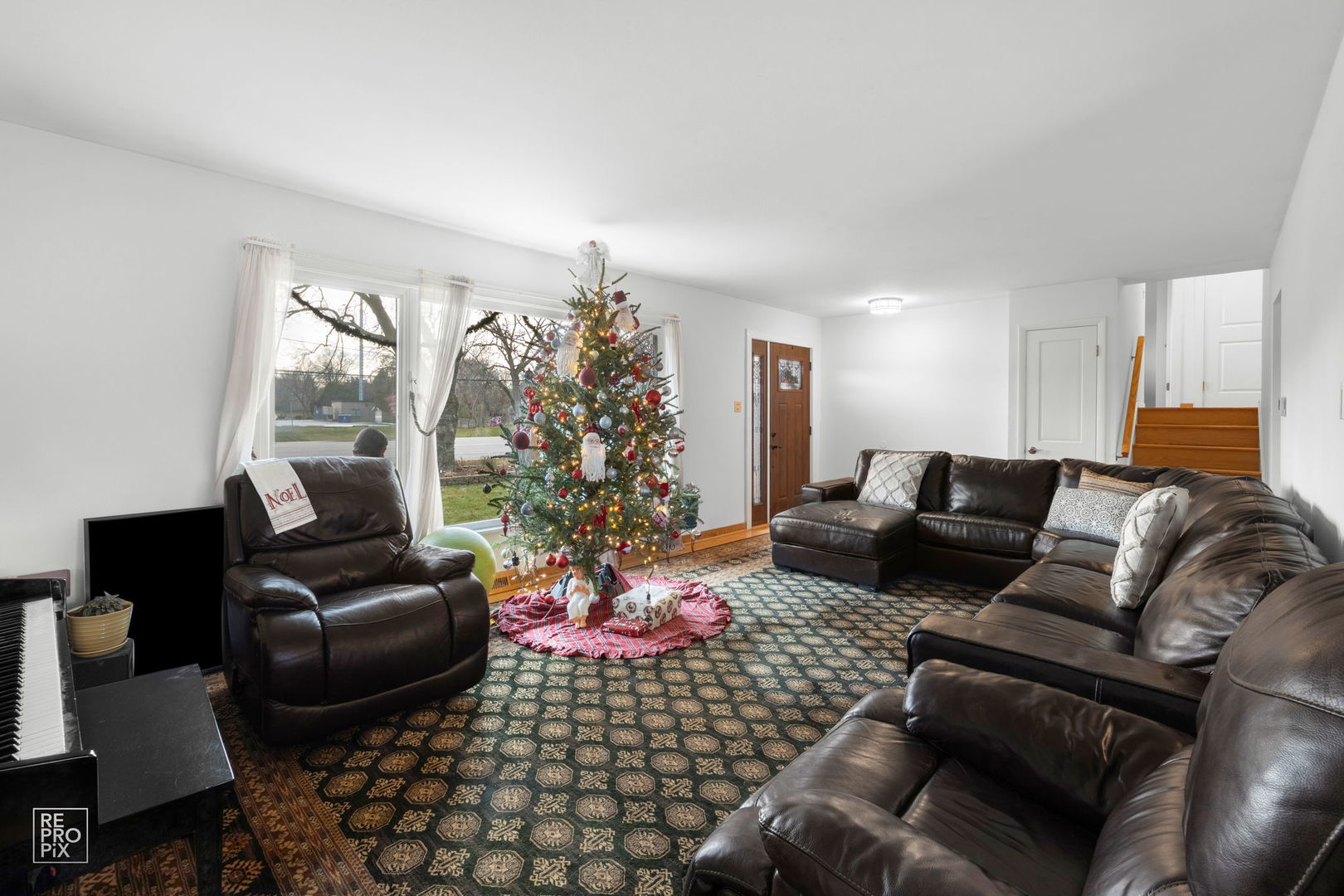 362 63rd Street Willowbrook, IL 60527 - Photo 2 of 25 a living room with furniture and a potted plant
