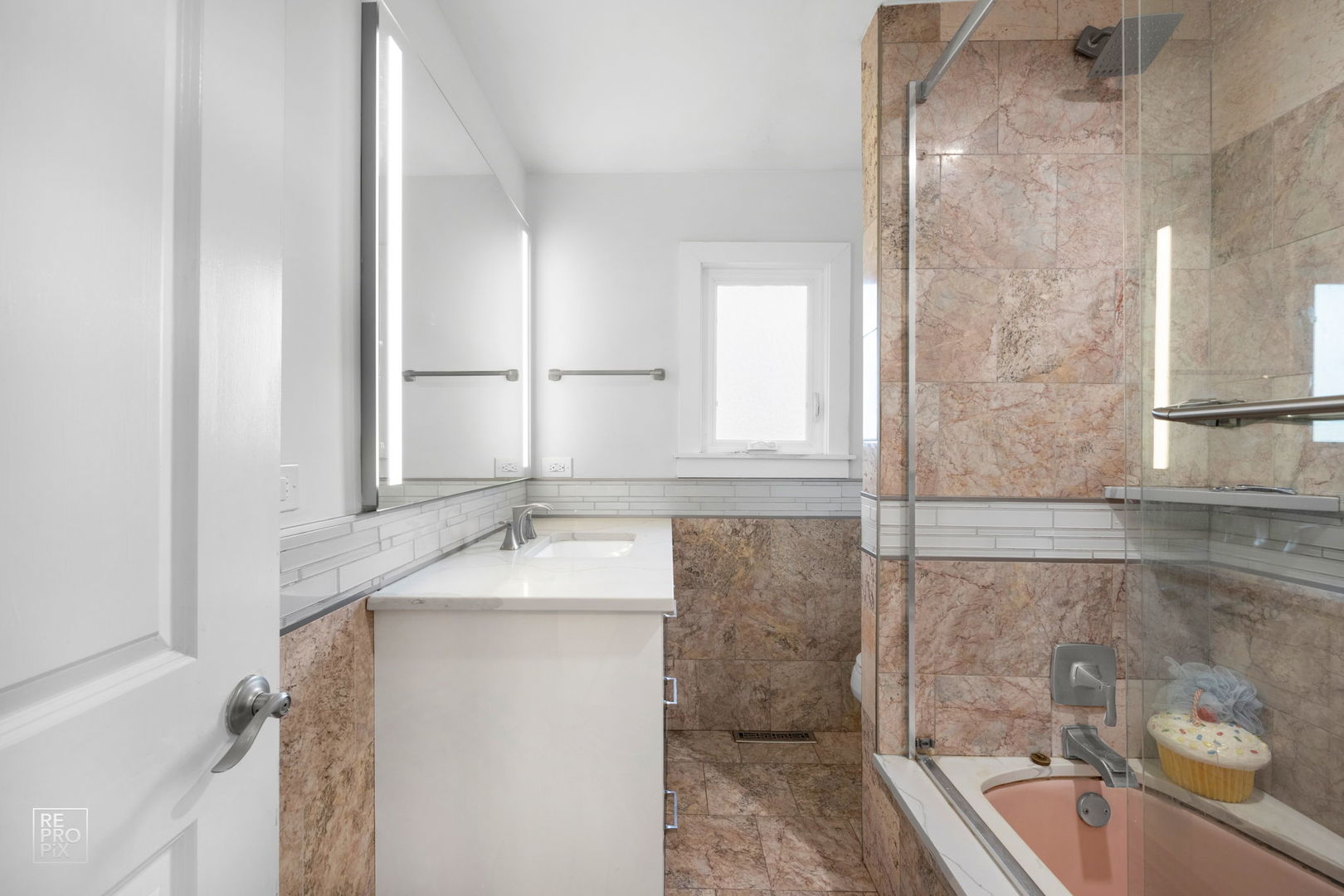 362 63rd Street Willowbrook, IL 60527 - Photo 21 of 25 a bathroom with a sink and a bathtub