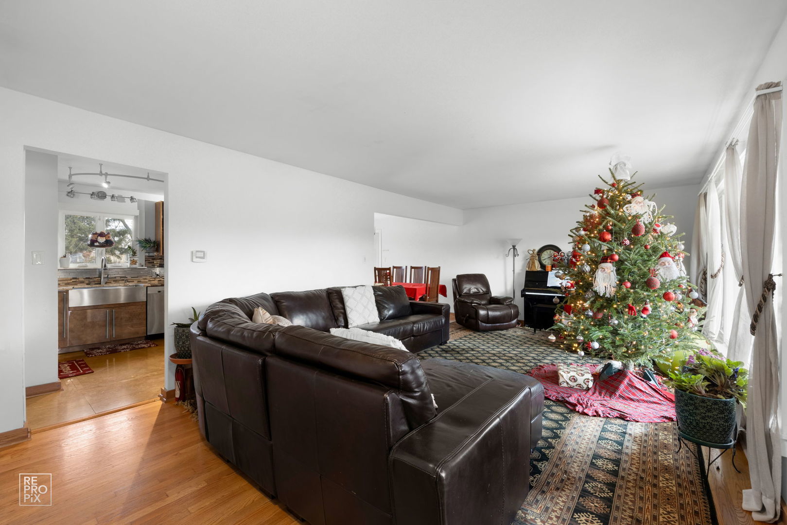 362 63rd Street Willowbrook, IL 60527 - Photo 4 of 25 a living room with furniture and flowers