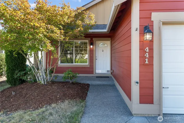 a view of a house with backyard and trees