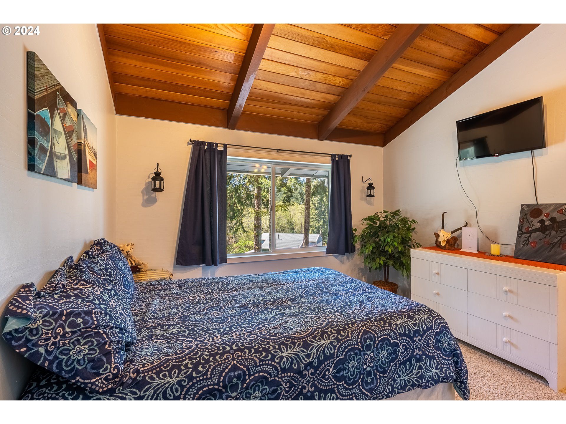 89915 Ben Bunch Road Florence, OR 97439 - Photo 13 of 33 a large bed sitting in a bedroom next to a window