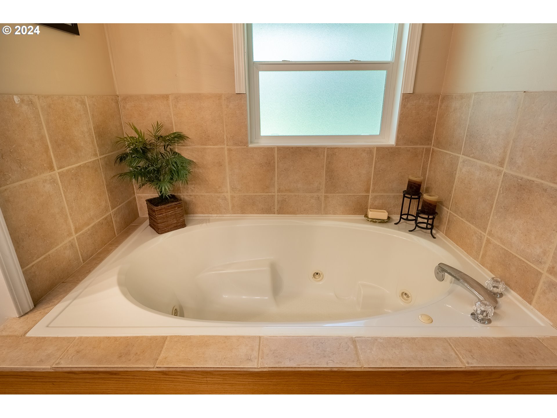 89915 Ben Bunch Road Florence, OR 97439 - Photo 19 of 33 a bathroom with a tub