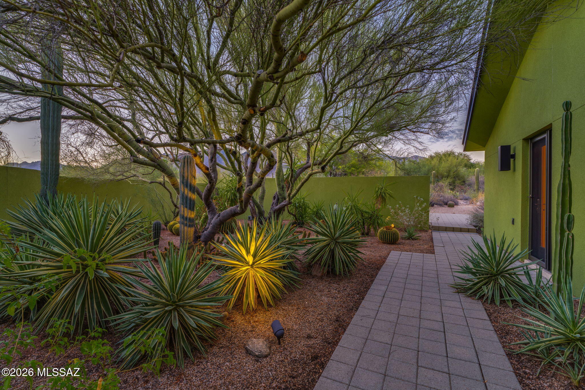 5070 North Valley View Road Tucson, AZ 85718 - Photo 32 of 51 a view of a backyard