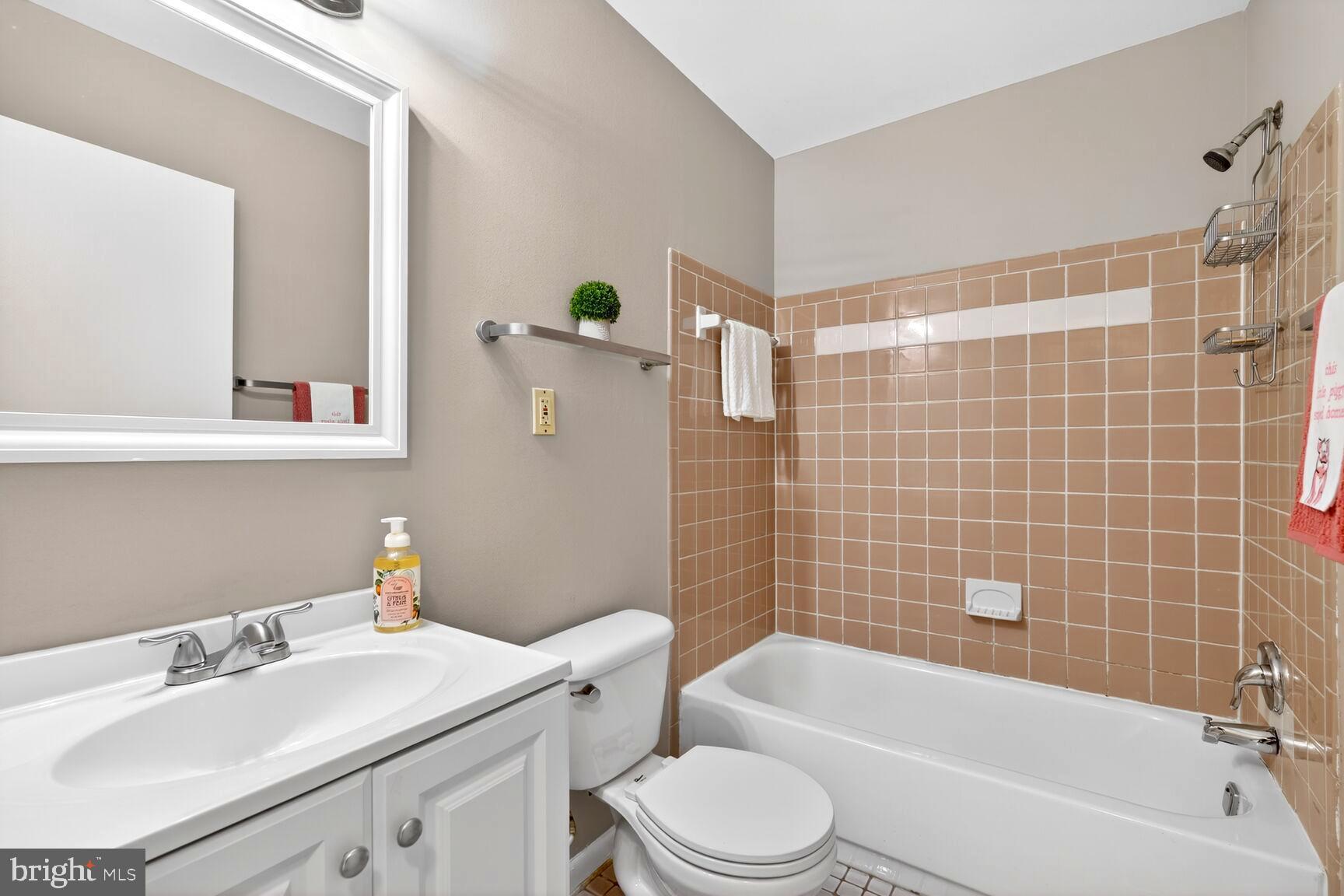 7204 Lavender Lane Springfield, VA 22150 - Photo 18 of 28 Hall Bath