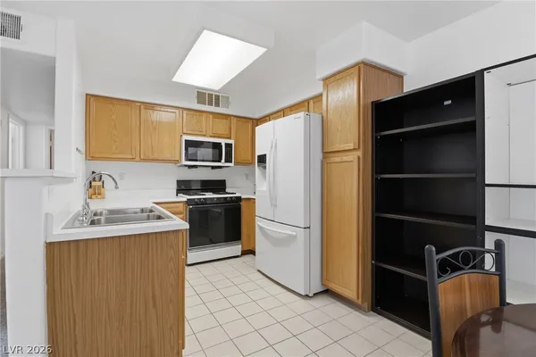 $1,550 | 3074 Tarpon, Unit 103, Las Vegas, NV 89120