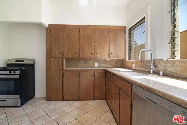 $3,700 | 170 1/2 South Sycamore Avenue, Los Angeles, CA 90036