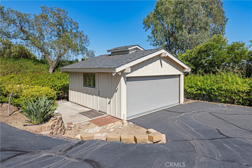 6533 Lago Lindo Rancho Santa Fe, CA 92067 - Photo 57 of 57 a front view of a house with a garden