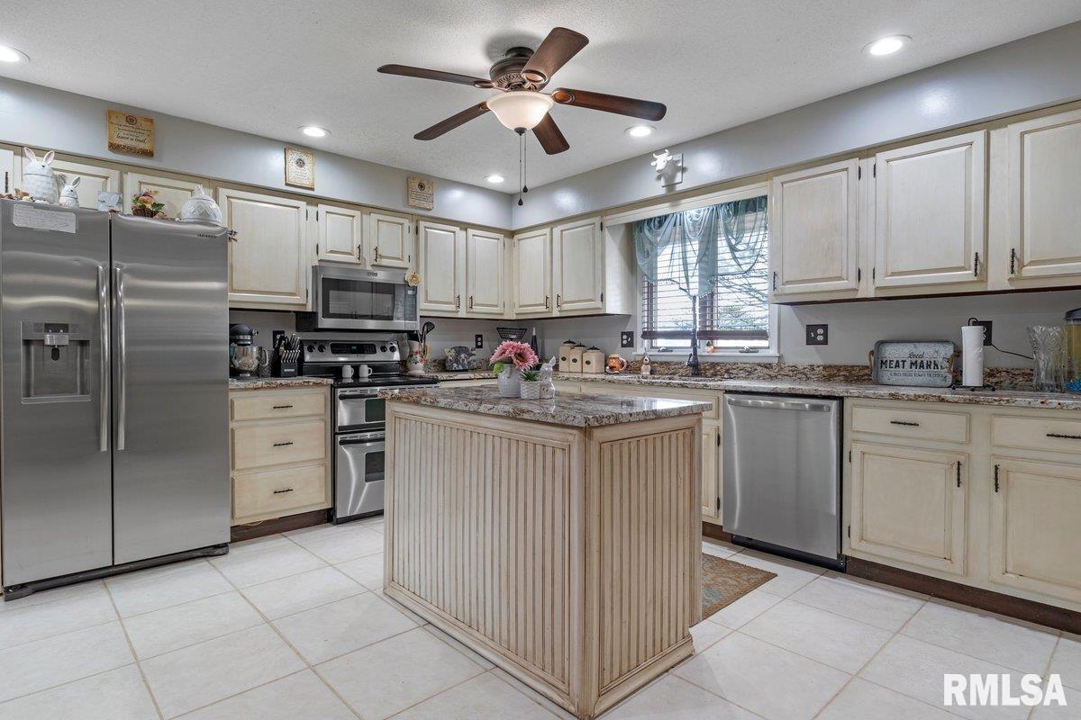 825 South Walnut Street Rochester, IL 62563 - Photo 4 of 53