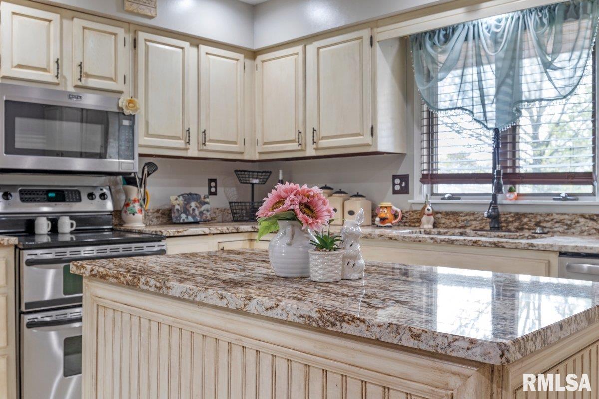 825 South Walnut Street Rochester, IL 62563 - Photo 5 of 53