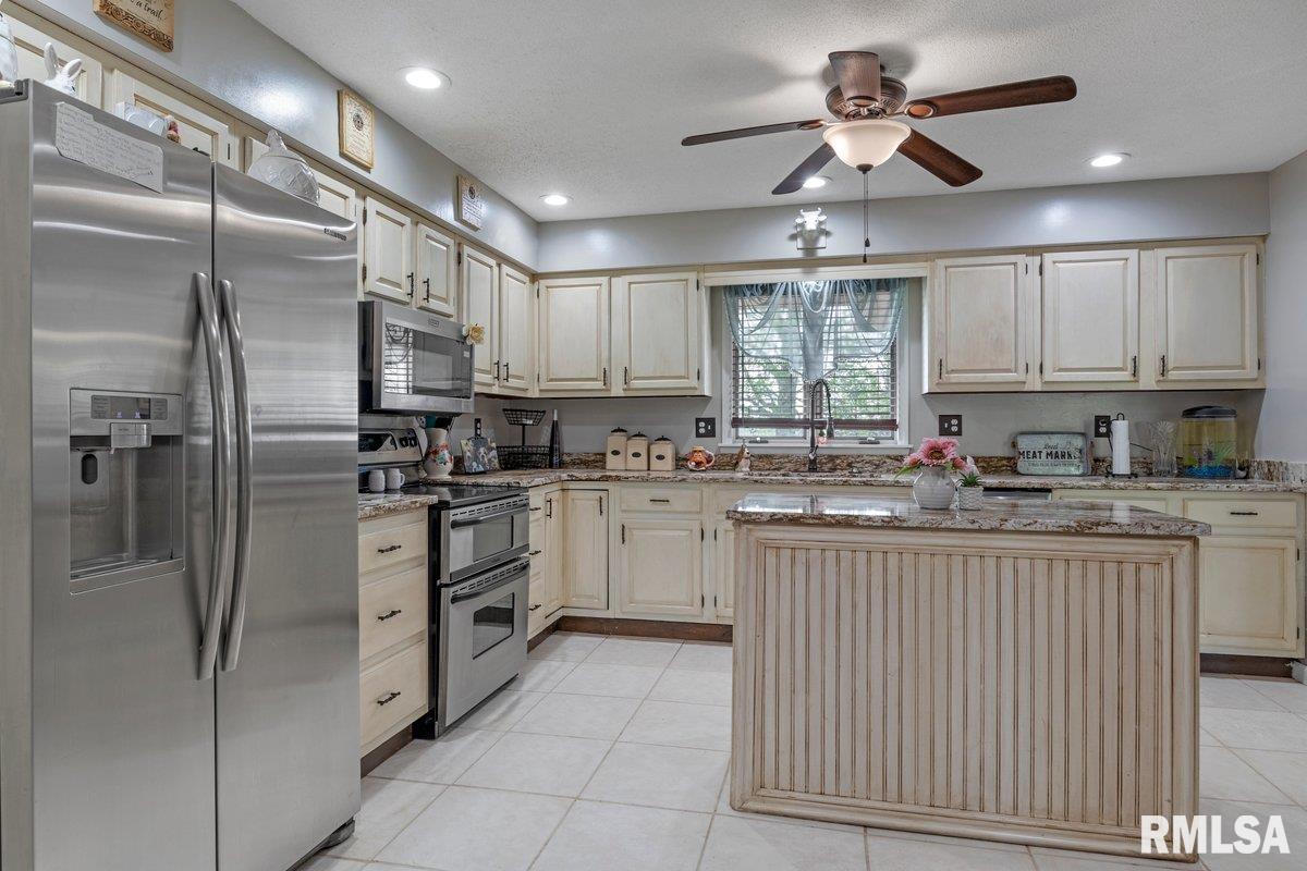 825 South Walnut Street Rochester, IL 62563 - Photo 6 of 53