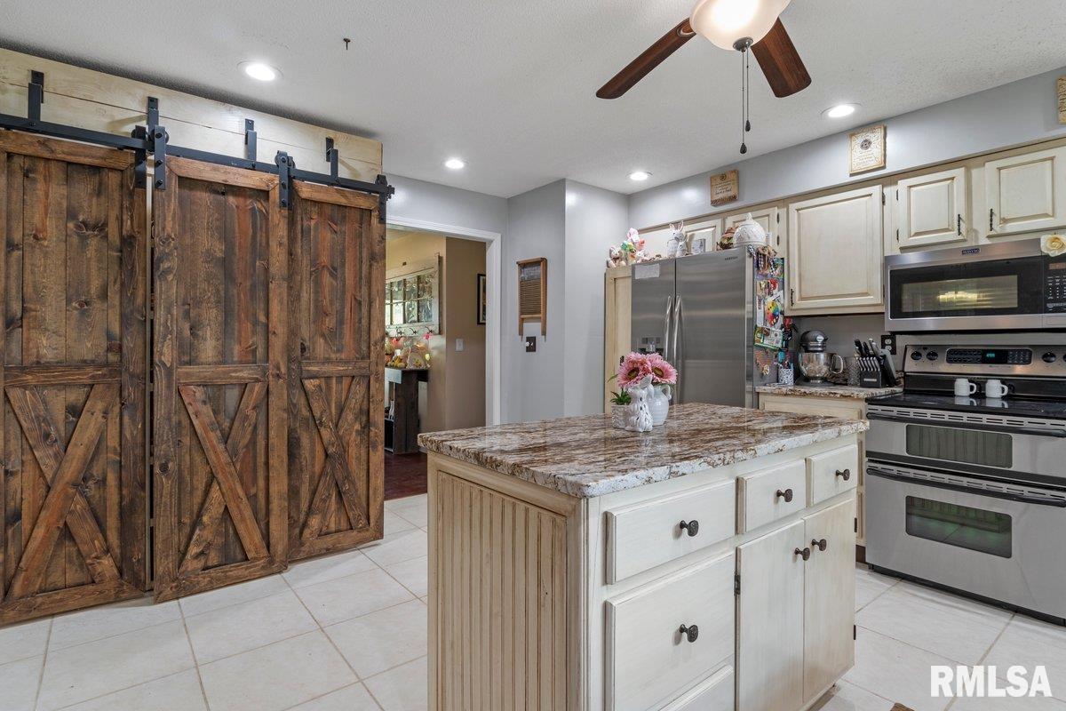 825 South Walnut Street Rochester, IL 62563 - Photo 7 of 53