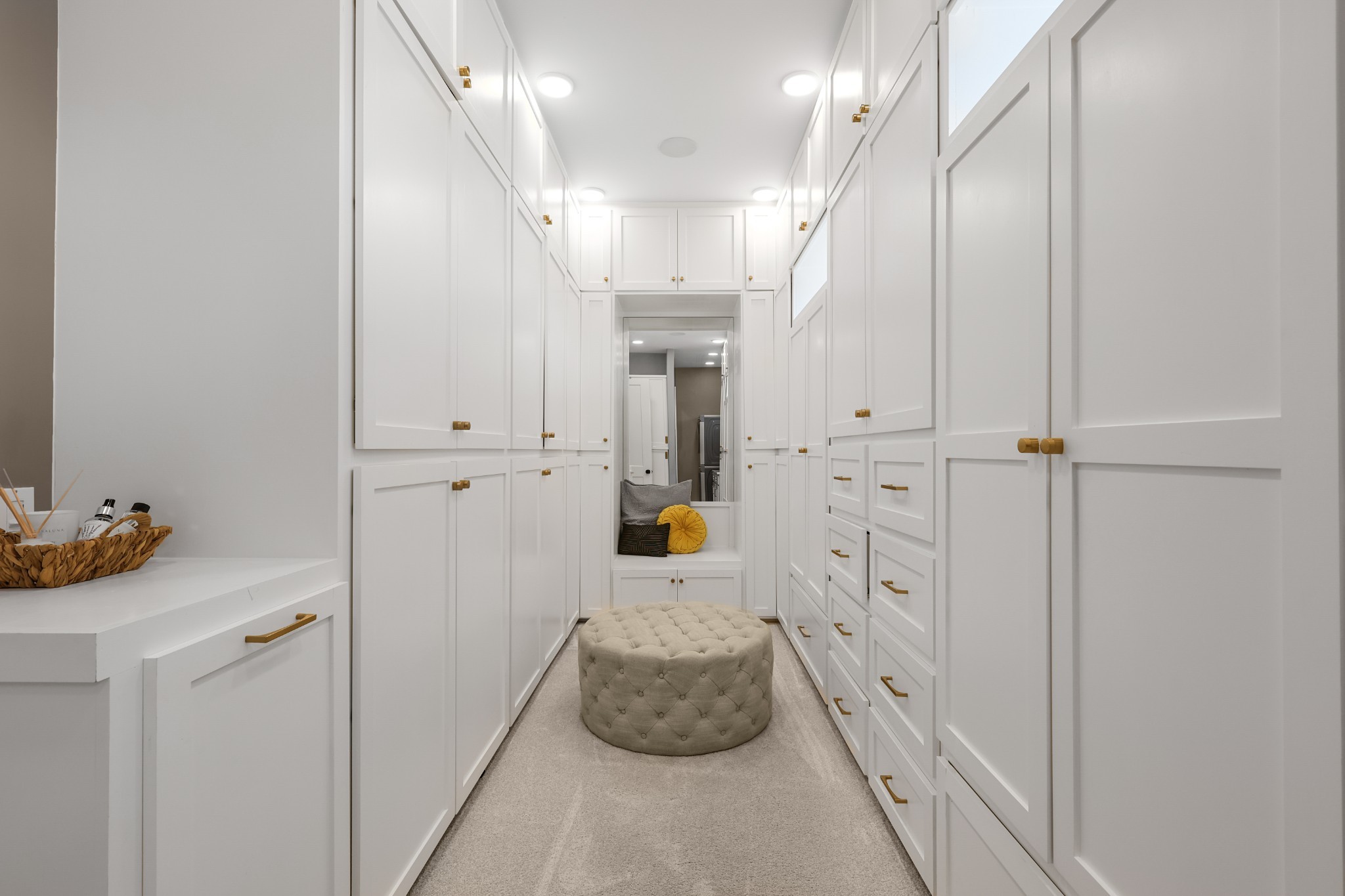 617 Cole's Ferry Road Gallatin, TN 37066 - Photo 25 of 50 a hallway with painting and a chandelier