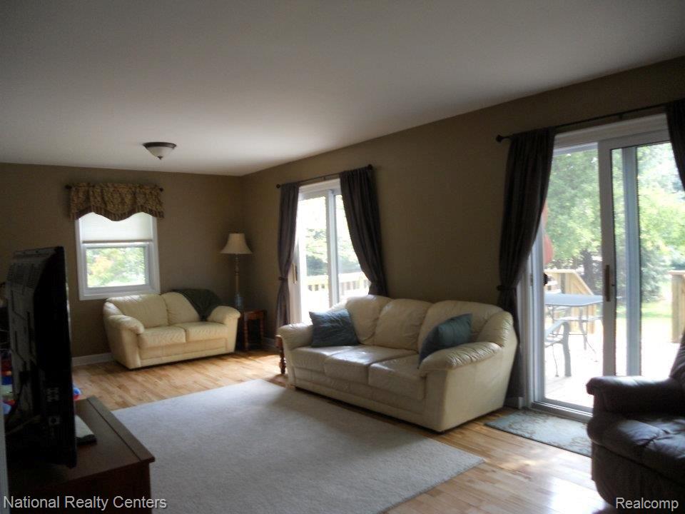 801 Hadley Road Rochester, MI 48307 - Photo 4 of 11 LivingRoom.jpg