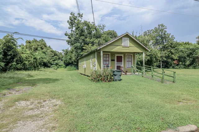 a view of a house with a yard and plants