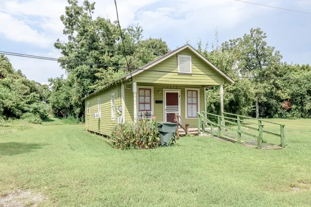 a view of a house with backyard and garden