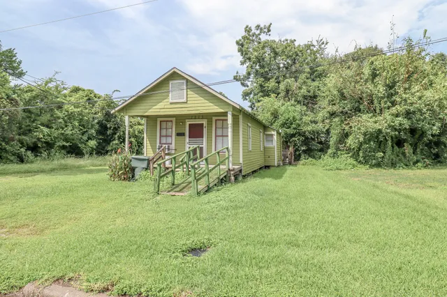 a view of a house with yard and green space