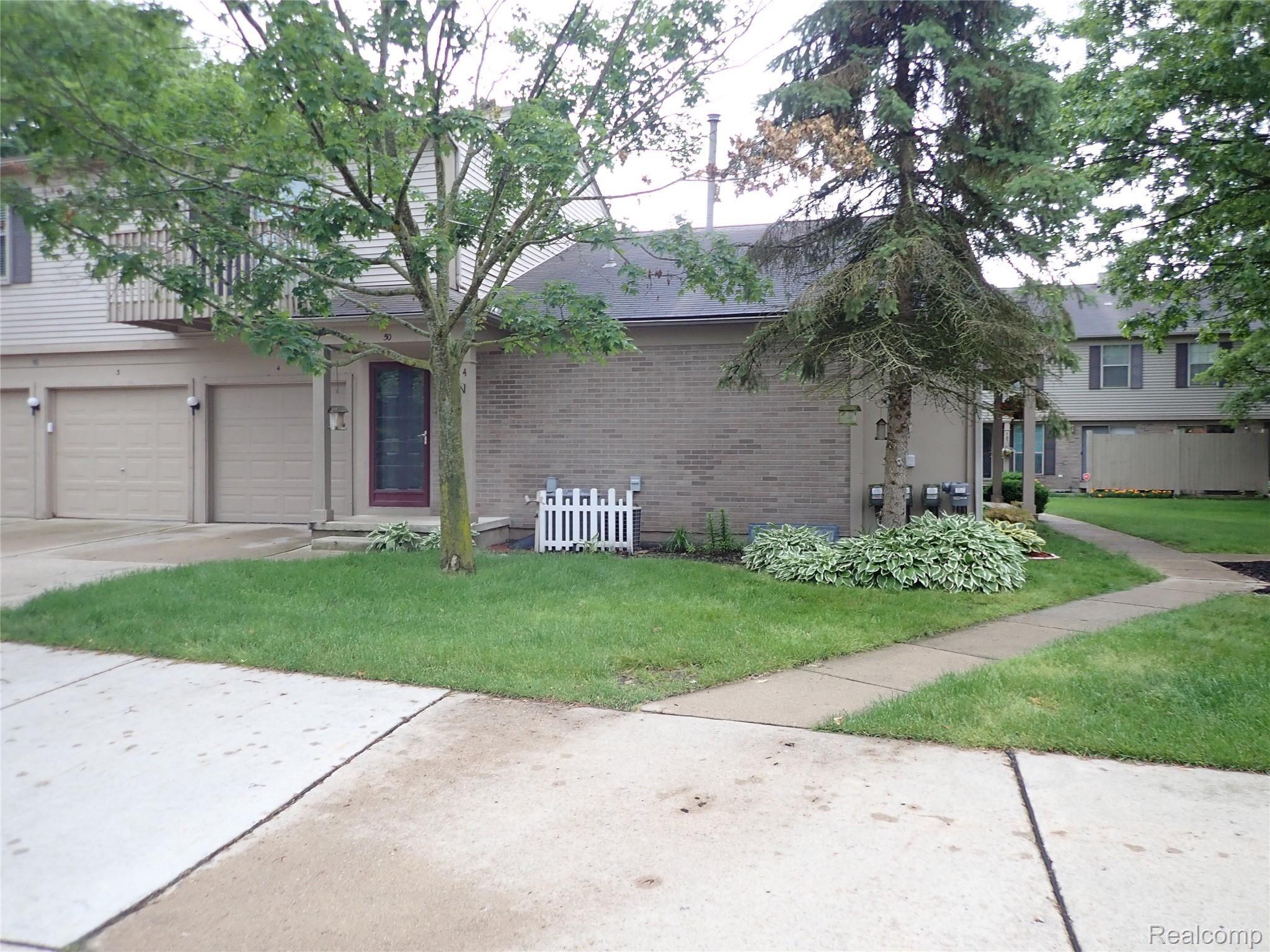 50 Pine Tree Ridge, Unit 4 Waterford, MI 48327 - Photo 3 of 25 Beautifully landscaped