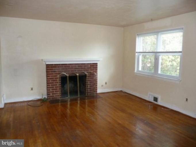 5812 Brunswick Street Springfield, VA 22150 - Photo 2 of 11 Living Room