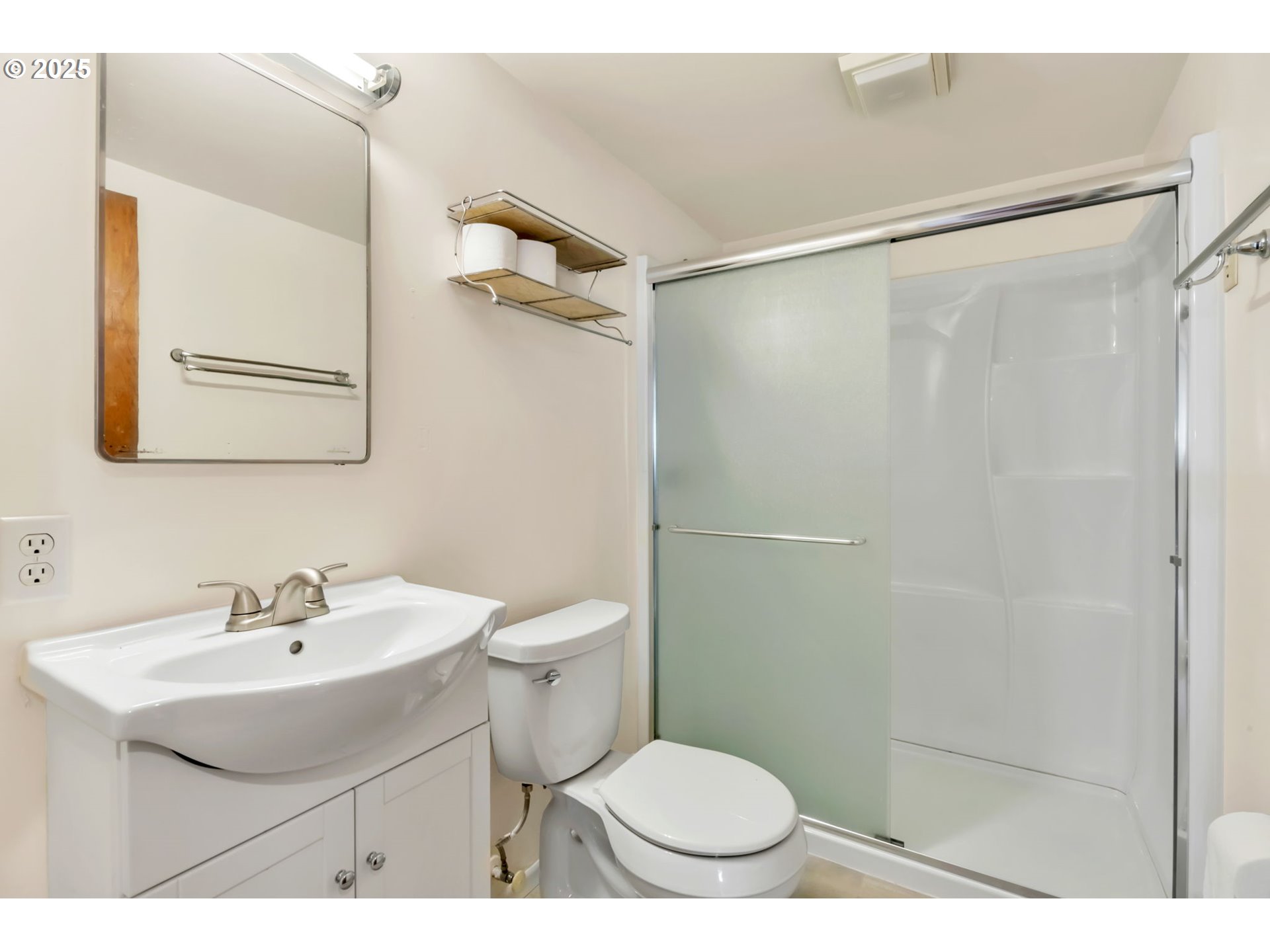 2550 Jackson Street Eugene, OR 97405 - Photo 14 of 37 Bathroom