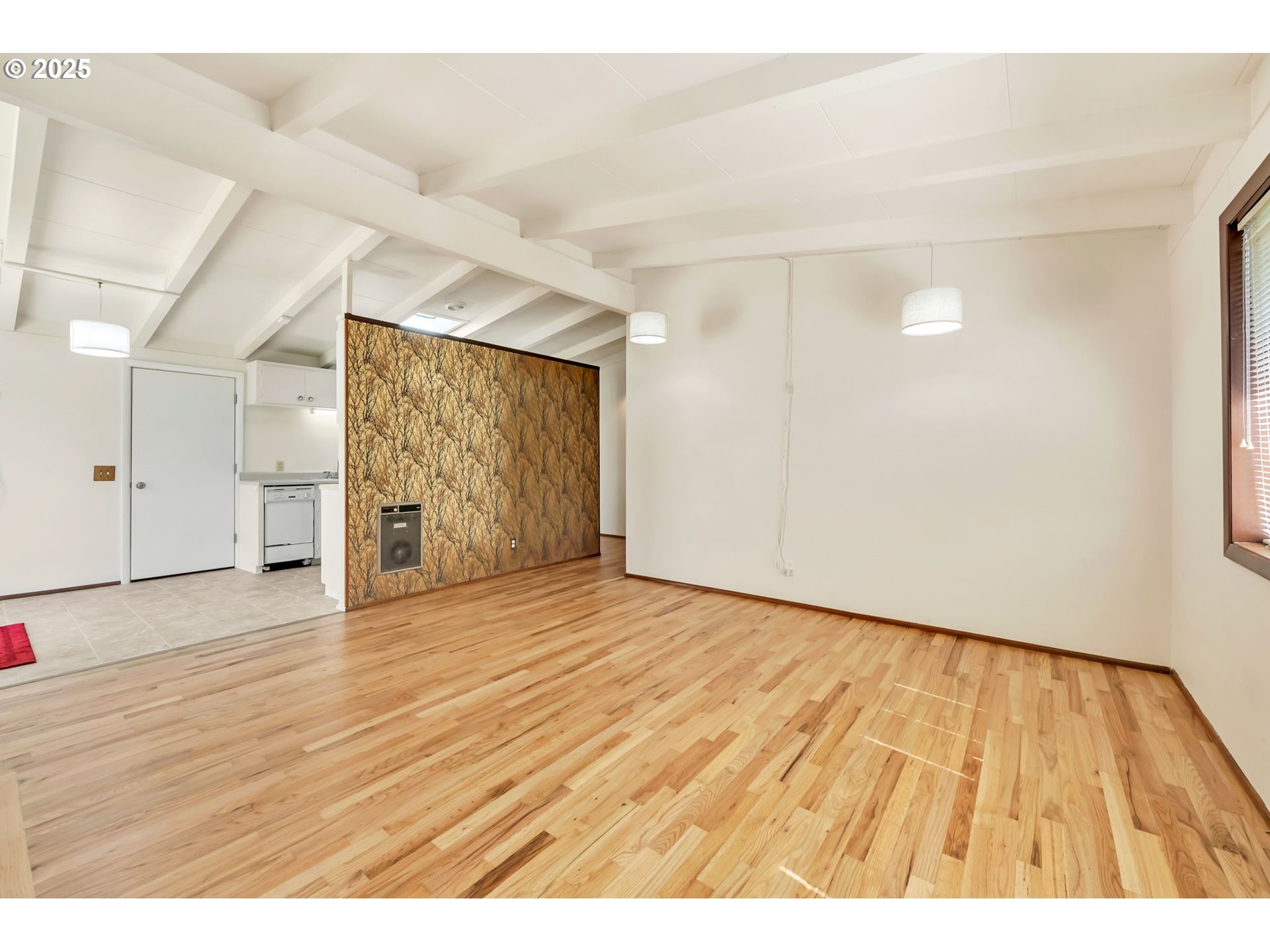 2550 Jackson Street Eugene, OR 97405 - Photo 5 of 37 Living Room