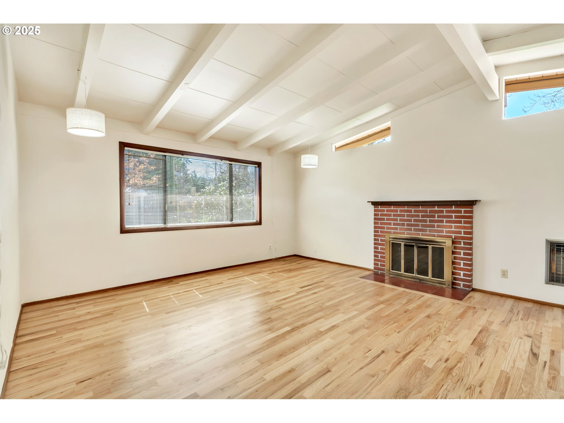 2550 Jackson Street Eugene, OR 97405 - Photo 6 of 37 Living Room