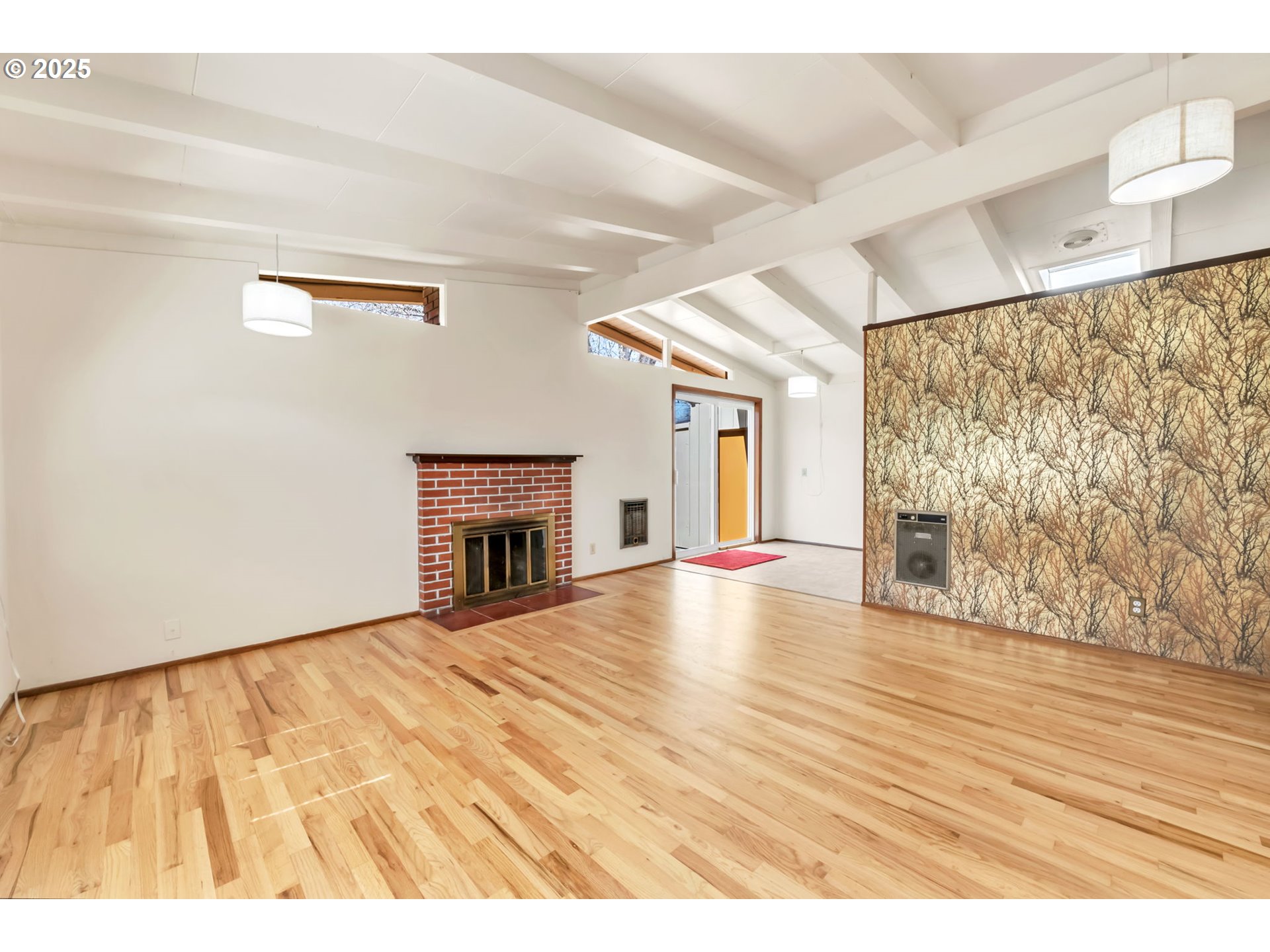 2550 Jackson Street Eugene, OR 97405 - Photo 7 of 37 Living Room