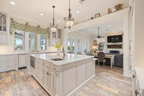 $1,200,000 | 1002 The Lake Drive, Broussard, LA 70518