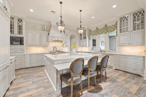 $1,200,000 | 1002 The Lake Drive, Broussard, LA 70518