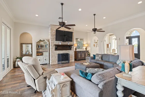 $1,200,000 | 1002 The Lake Drive, Broussard, LA 70518