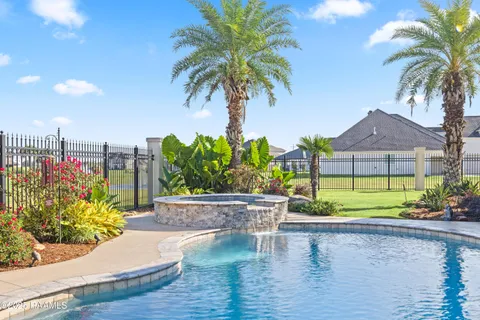 $1,200,000 | 1002 The Lake Drive, Broussard, LA 70518