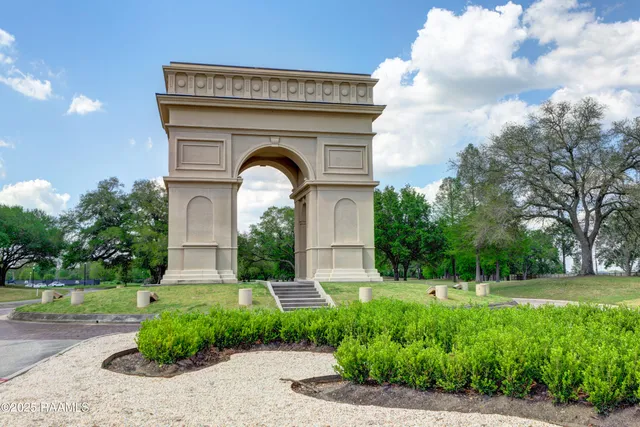 $1,200,000 | 1002 The Lake Drive, Broussard, LA 70518