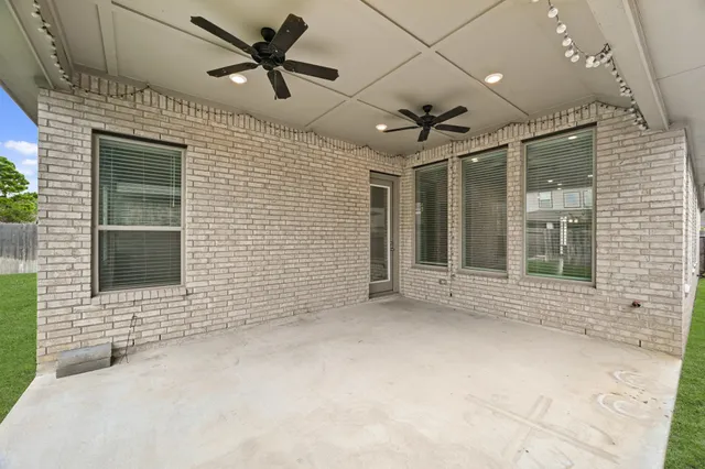 a view of a house with backyard and garden