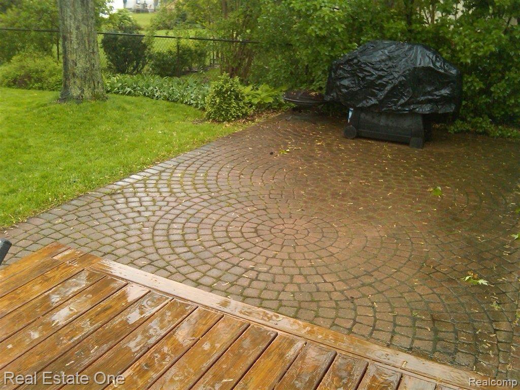 297 Winry Drive Rochester, MI 48307 - Photo 19 of 20 Paver Patio