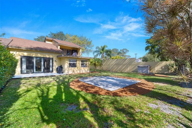 a view of a house with backyard