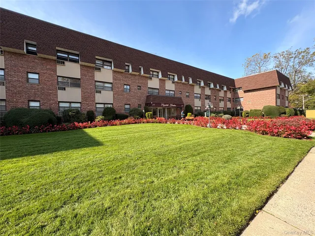 $279,000 | 25 Elizabeth Street, Unit 3A, Farmingdale, NY 11735