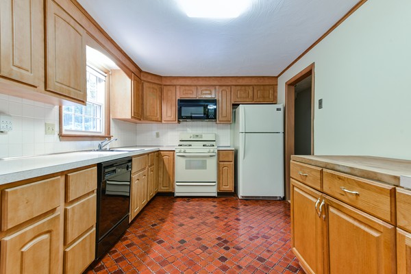 31 Ledgewood Road Framingham, MA 01701 - Photo 7 of 30 Gallery Image 7