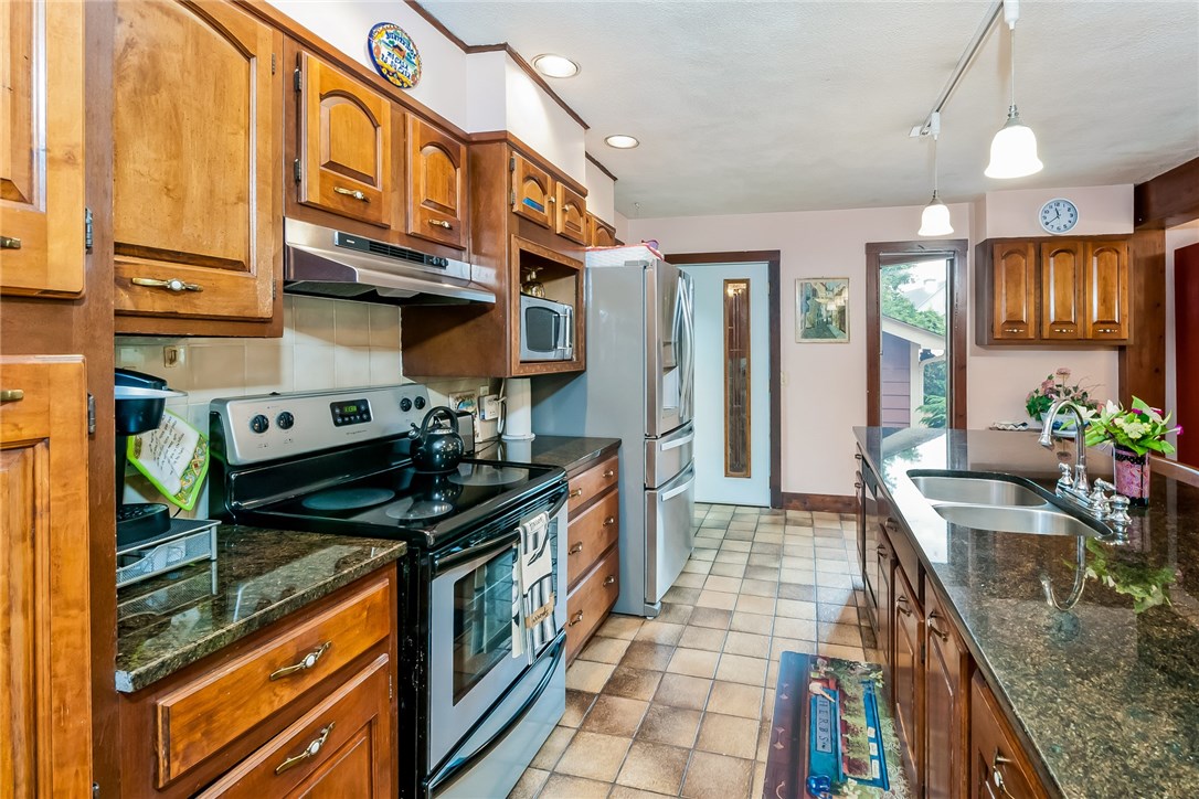 298 Beavertail Road Jamestown, RI 02835 - Photo 7 of 34