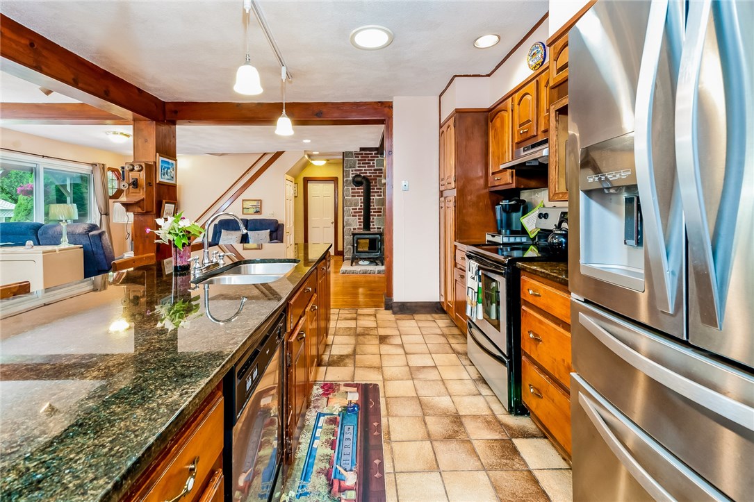 298 Beavertail Road Jamestown, RI 02835 - Photo 8 of 34