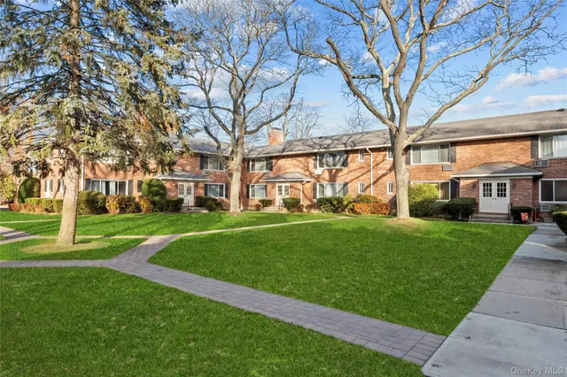 $349,999 | 51 Edmunton Drive, Unit F17, North Babylon, NY 11703