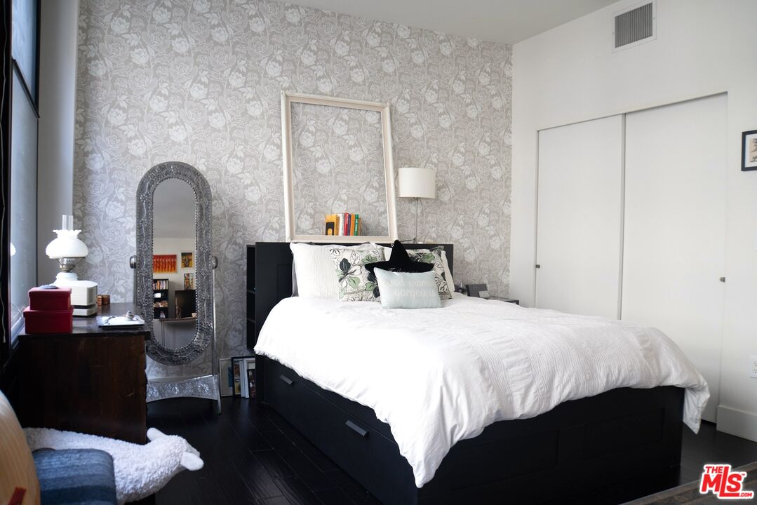 460 South Spring Street, Unit 514 Los Angeles, CA 90013 - Photo 17 of 50 a bedroom with a bed and a dresser