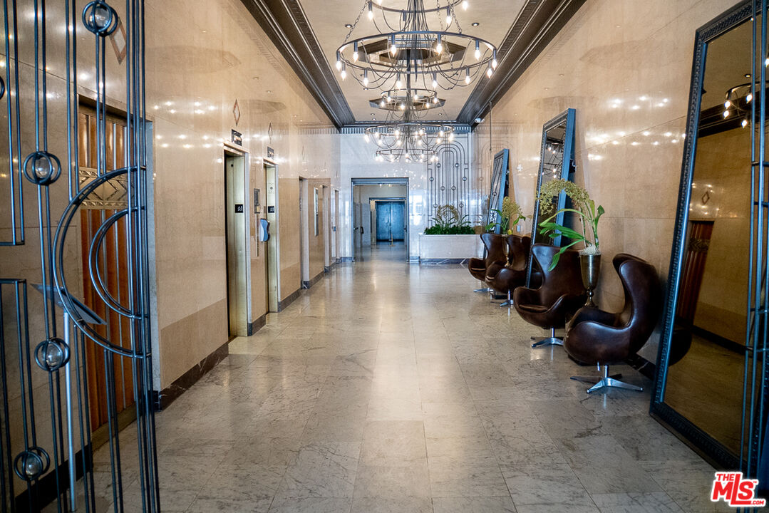 460 South Spring Street, Unit 514 Los Angeles, CA 90013 - Photo 35 of 50 a view of a room with gym equipment