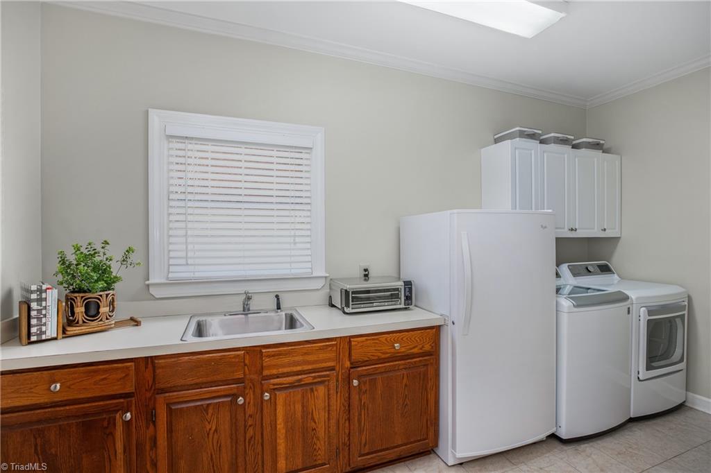 1606 Heathcliff Road High Point, NC 27262 - Photo 28 of 48 Laundry Room