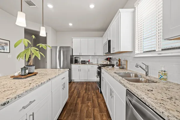 $2,000 | 416 Bella Luna Way, Liberty Hill, TX 78642